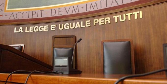 Viareggio, picchia gli anziani genitori: «Soli in balìa di nostro figlio»