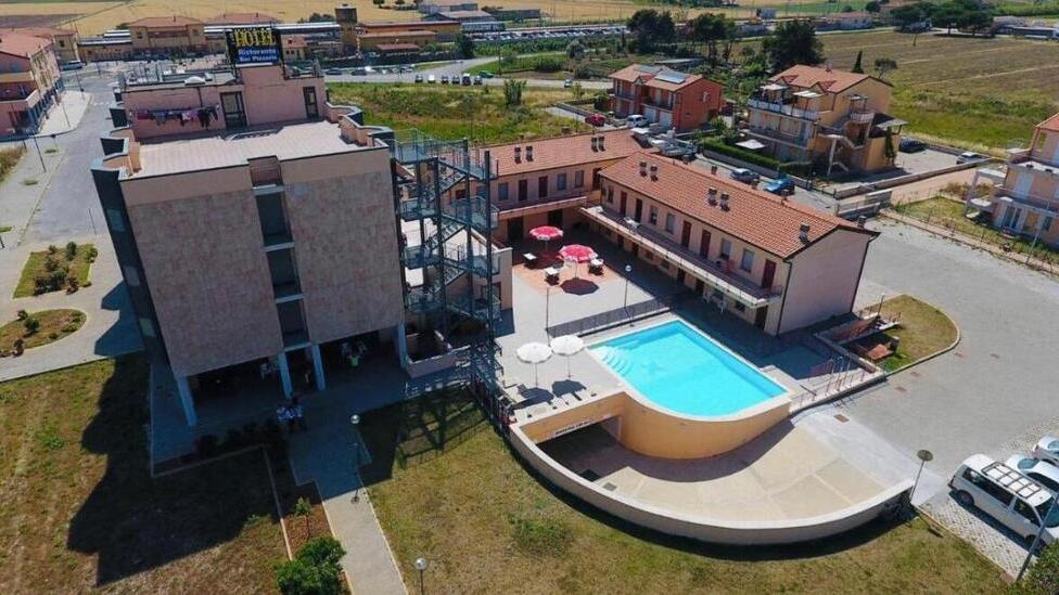 Campiglia, i due hotel nell’area della stazione ora hanno un nuovo proprietario
