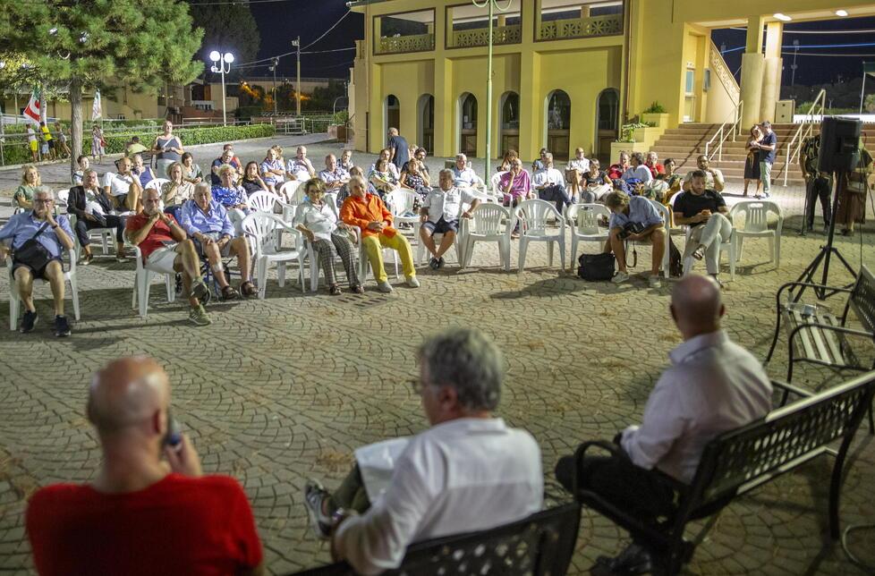 Dal “fritto democratico” al ricordo di Berlinguer: viaggio alla Festa dell’Unità di Livorno in formato bonsai