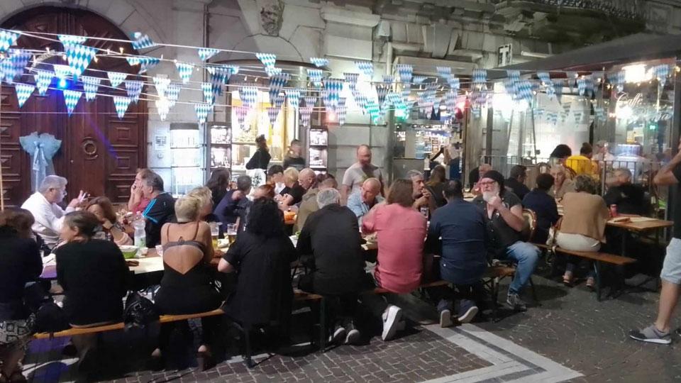 Birra e sapori dell’Africa in città: buona la prima, il centro di Carrara si riempie