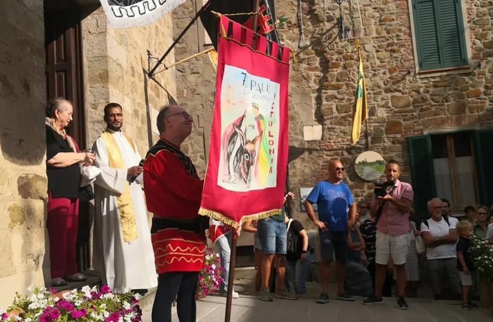 Ciuchi superstar, a Vetulonia sfilata e sfida tra le contrade