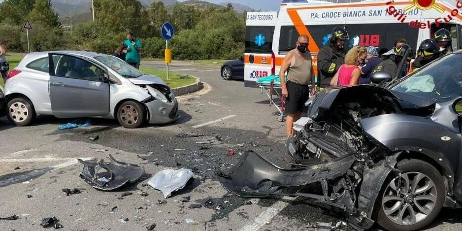 Bivio per Agrustos ad alto rischio: cinque feriti nell’urto tra due auto 