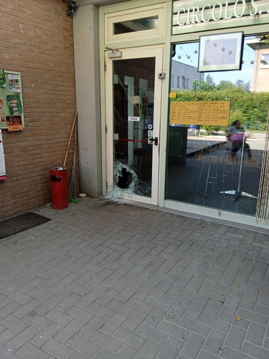 Spaccata con tombino al centro sociale Stranieri