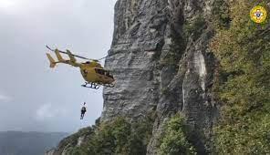 Cade per 5 metri mentre si arrampica alla Pietra di Bismantova