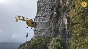 Cade per 5 metri mentre si arrampica alla Pietra di Bismantova