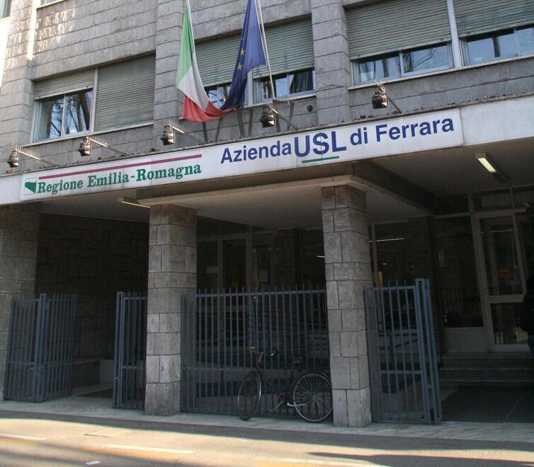 Ferrara, la denuncia: «Io invalido col sollevatore rotto e bloccato per ore»