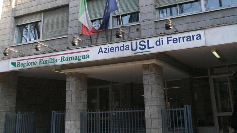 Ferrara, la denuncia: «Io invalido col sollevatore rotto e bloccato per ore»