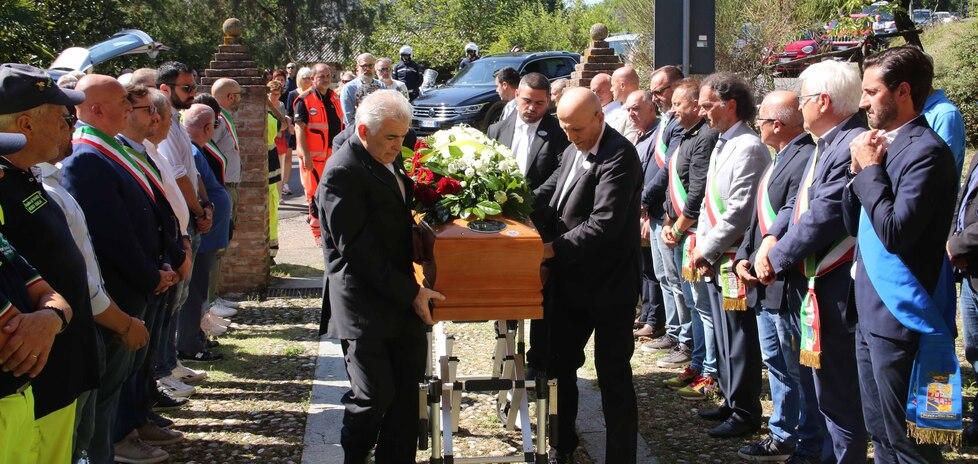 In mille per l’addio a Bedeschi «Ciao Giorgio, uomo della gente»