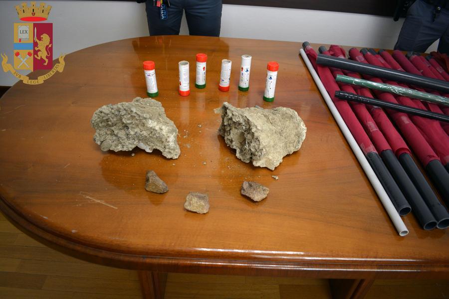 Parma-Reggiana: sequestrati fumogeni, mazze e pietre