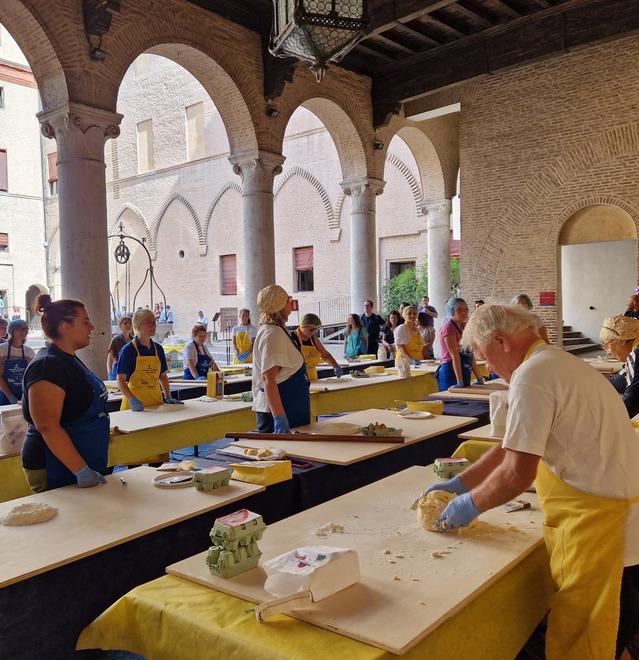 Mattarello, grembiule e farina. A Ferrara la gara di solidarietà delle sfogline