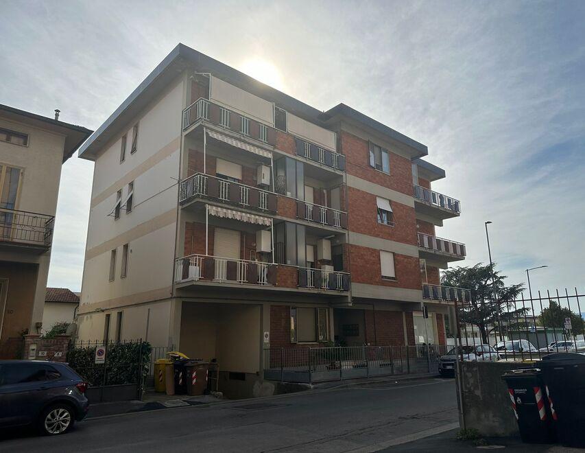 Montemurlo, bimbo morto schiacciato: i pannelli che lo travolgono, il disperato tentativo di rianimarlo della mamma