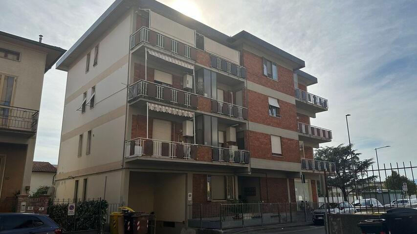 Montemurlo, bimbo morto schiacciato: i pannelli che lo travolgono, il disperato tentativo di rianimarlo della mamma