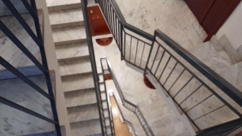 Livorno, bimbo ucciso a due anni. Nel condominio del delitto: «In terra c’era il sangue»