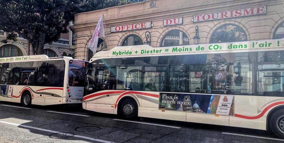 Pisa a caccia di turisti più ricchi a Monaco e in Costa Azzurra con la pubblicità sui bus