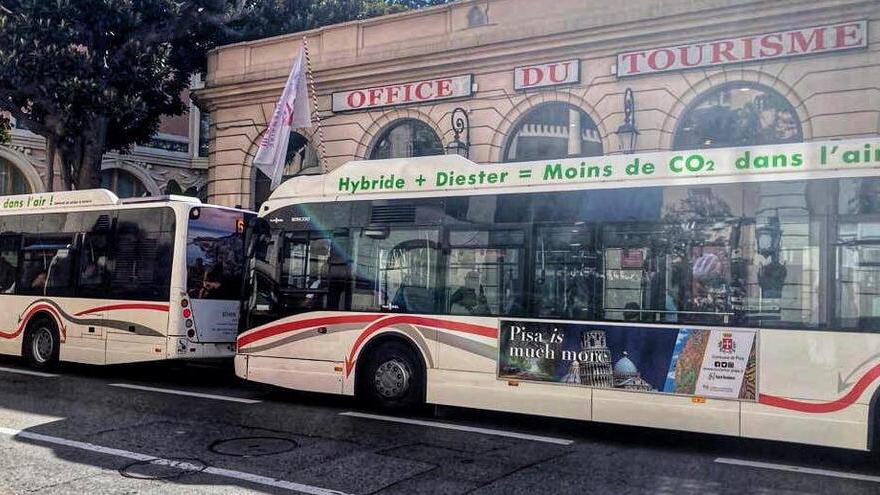 Pisa a caccia di turisti più ricchi a Monaco e in Costa Azzurra con la pubblicità sui bus