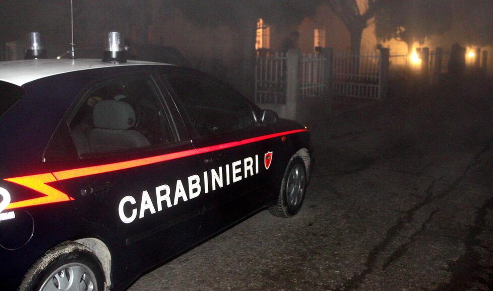 Lucca, anziana rapinata mentre è a letto: si sveglia e trova due banditi incappucciati