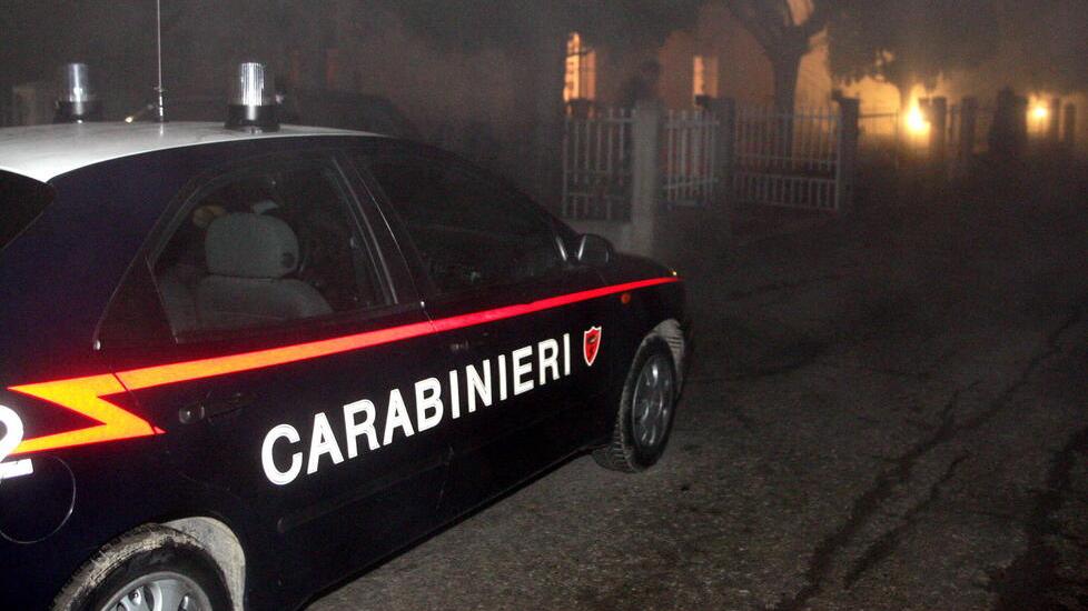 Lucca, anziana rapinata mentre è a letto: si sveglia e trova due banditi incappucciati