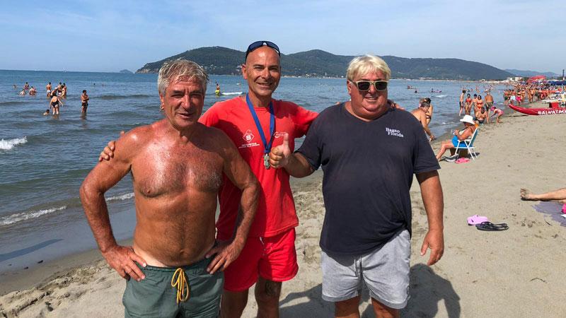 Marina di Carrara, i bagnini “senatori”: in 3 fanno 120 anni in spiaggia. «Ecco come è cambiato il mestiere»