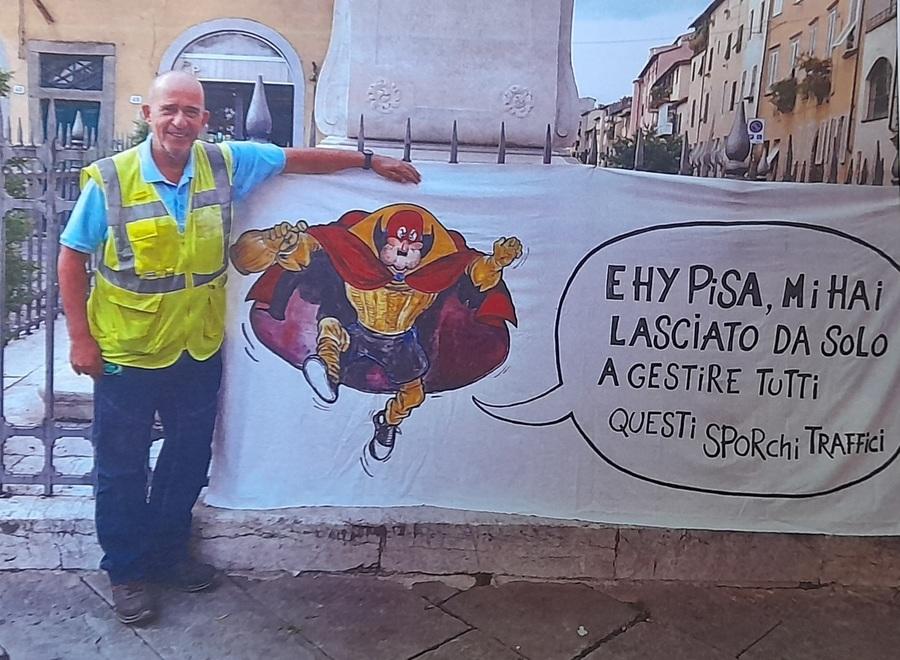 Il centro di Lucca saluta il suo netturbino: lo striscione dei residenti
