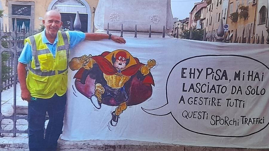 Il centro di Lucca saluta il suo netturbino: lo striscione dei residenti