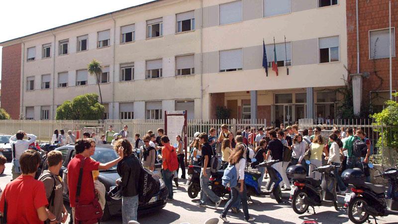 Viareggio, l’appello di alunni e alunne dello scientifico: «Vogliamo il nostro prof»