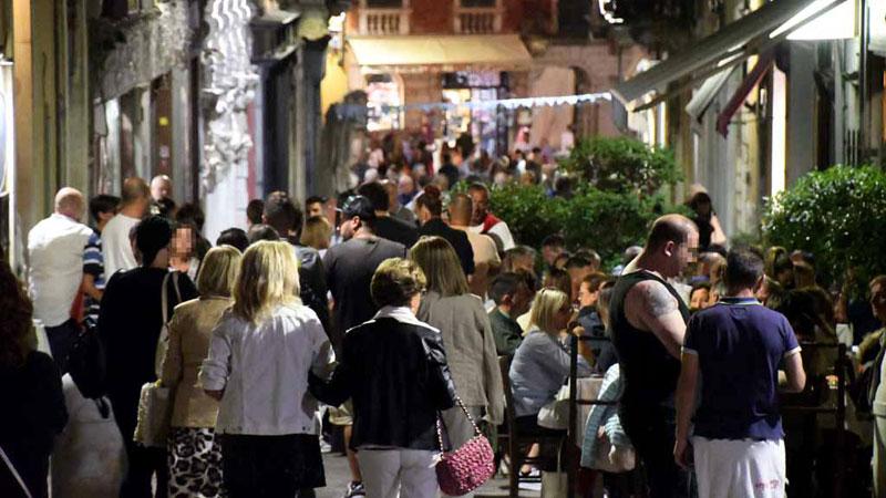 «Una città così mancava da tempo». Più di tremila persone in centro<br>