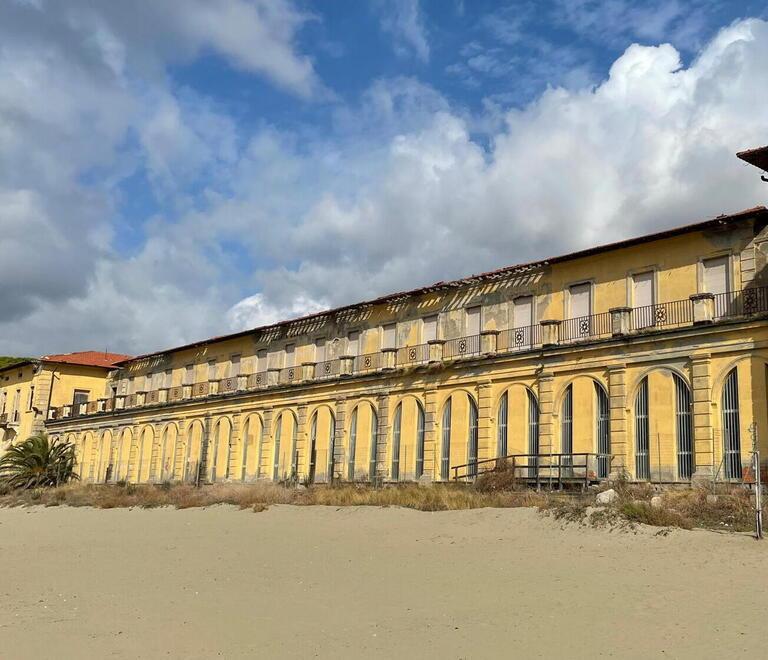Follonica, all’ex colonia via i vincoli dal bando. Spunta un imprenditore interessato