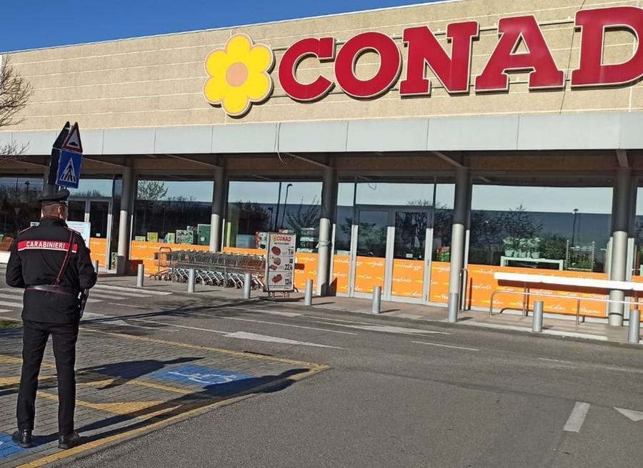 Ruba bottiglie di superalcolici, per fuggire morde l’addetto ai controlli