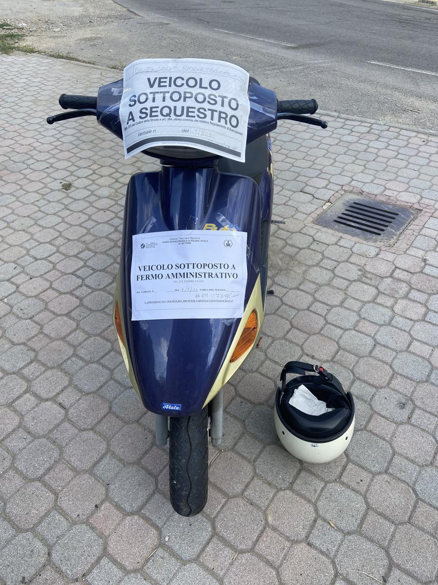 Baiso, guida senza patente e assicurazione un ciclomotore mai revisionato