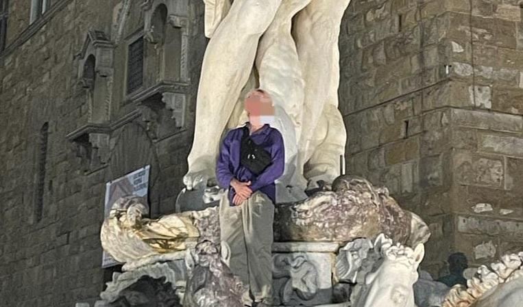 Firenze, turista tedesco sale sulla statua del Nettuno per un selfie: «Pagherà una multa salata» – Video