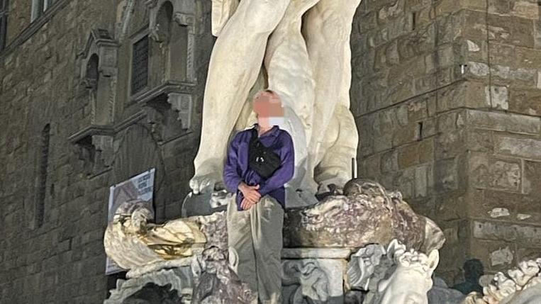Firenze, turista tedesco sale sulla statua del Nettuno per un selfie: «Pagherà una multa salata» – Video