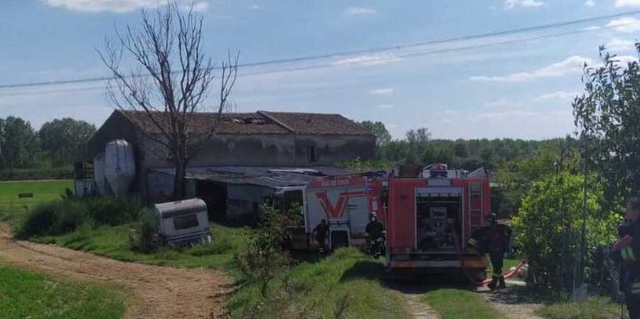 Incendio in campagna a San Biagio:  bruciati bancali e attrezzi da lavoro