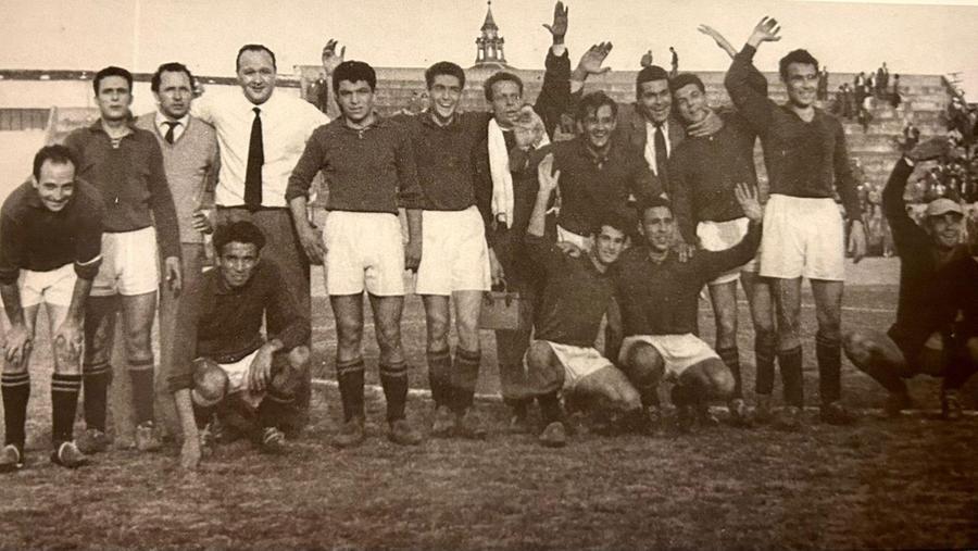 La festa dei giocatori del Pontedera al termine della stagione 1954-55 (Foto archivio Famiglia Braccini/dal libro Il Secolo Granata)