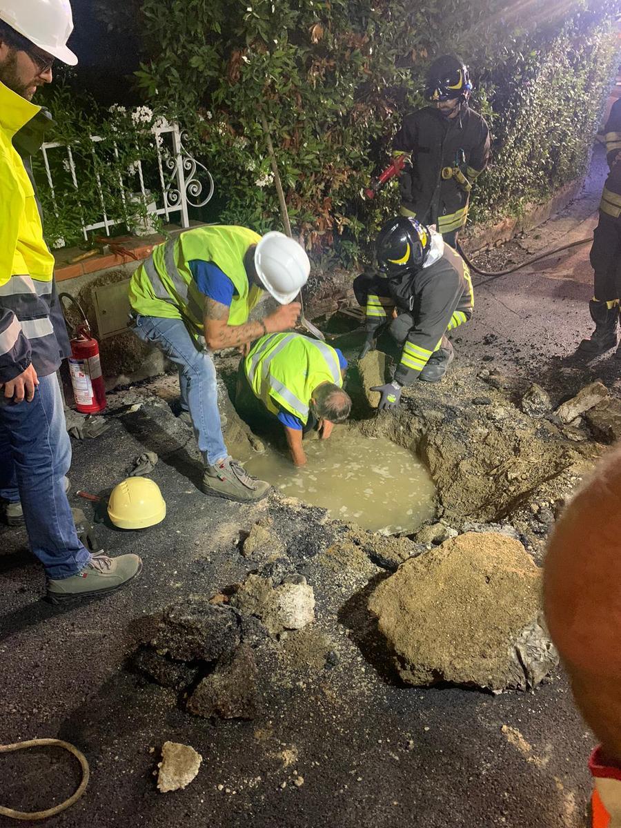 
	Tecnici di Toscana Energia e vigili del fuoco al lavoro in viale del Risorgimento a Peccioli per riparare la rottura di una tubazione da cui si &egrave; verificata una fuga di gas con conseguente evacuazione di alcune famiglie che vivono nella zona

