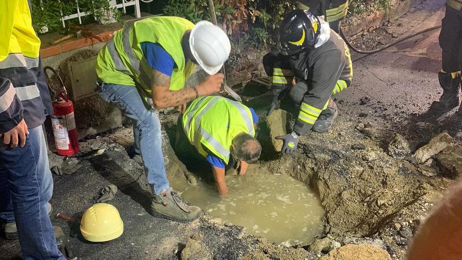 Tecnici di Toscana Energia e vigili del fuoco al lavoro in viale del Risorgimento a Peccioli per riparare la rottura di una tubazione da cui si è verificata una fuga di gas con conseguente evacuazione di alcune famiglie che vivono nella zona