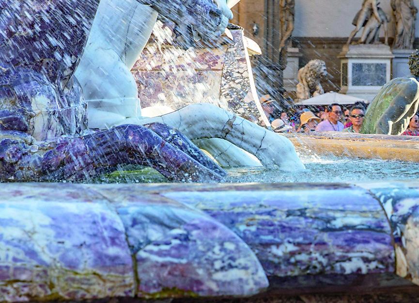 Un dettaglio della zampa anteriore destra della Fontana del Nettuno che ha subìto il distacco di alcune stuccature