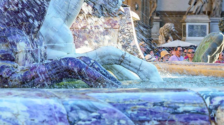 Un dettaglio della zampa anteriore destra della Fontana del Nettuno che ha subìto il distacco di alcune stuccature