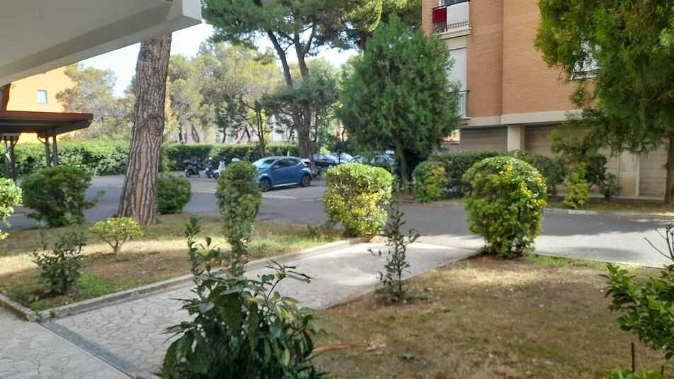 Ristoratore rapinato sotto casa, il figlio pattuglia il quartiere: «Non lo dovevo vedere in quelle condizioni»