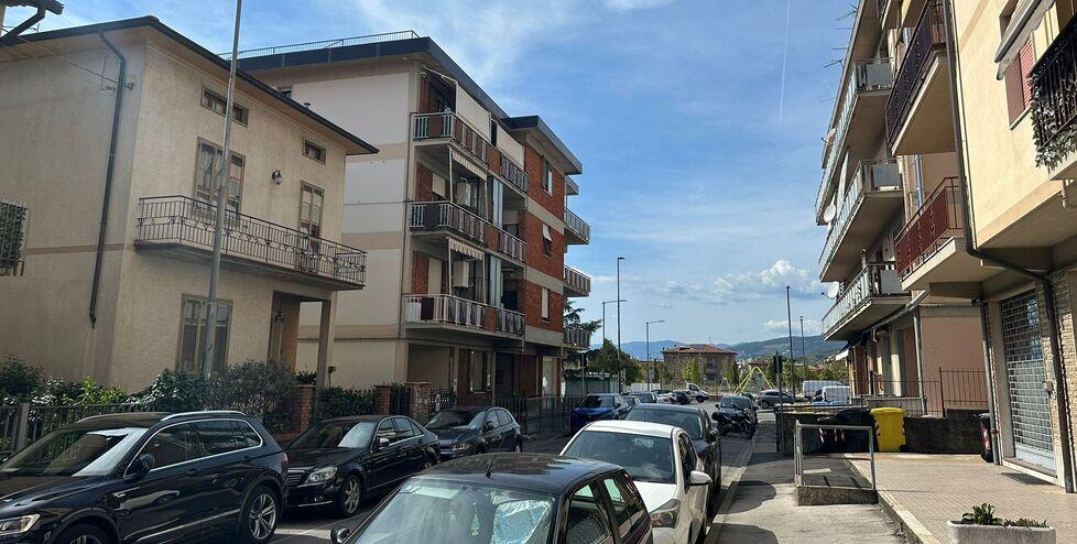 Bimbo morto a Montemurlo, la madre racconta la caduta dei pannelli: «Non so come sia potuto accadere»