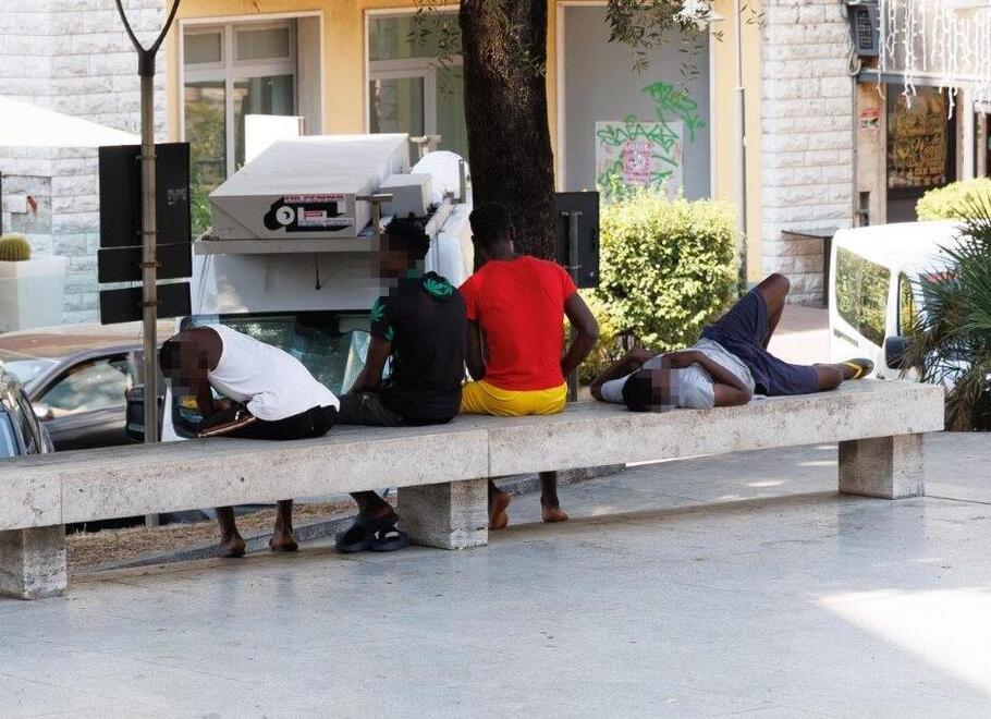 Montecatini, il sindaco vuole più controlli sulle persone migranti: «Li toglieremo dalla strada»