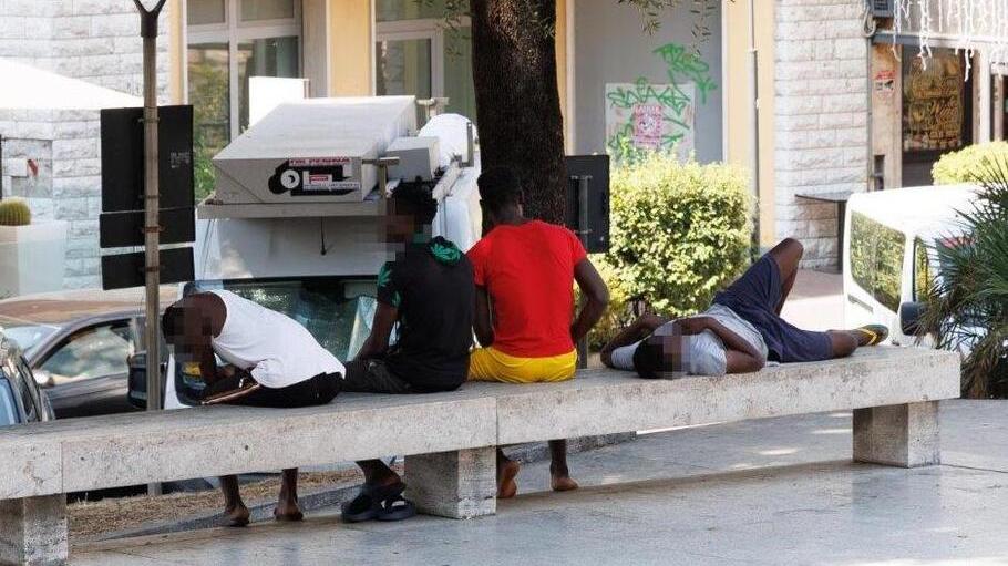 Montecatini, il sindaco vuole più controlli sulle persone migranti: «Li toglieremo dalla strada»