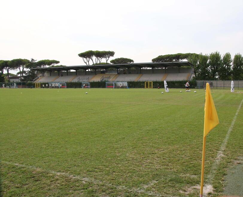 Polemica nel Forte per un post, il vicepresidente su un calciatore juniores: «I “buzzi” non giocano»