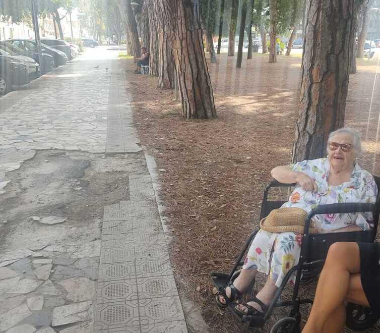 Carrara, Maria a 100 anni e in sedia a rotelle lancia la petizione per il marciapiede che cade a pezzi