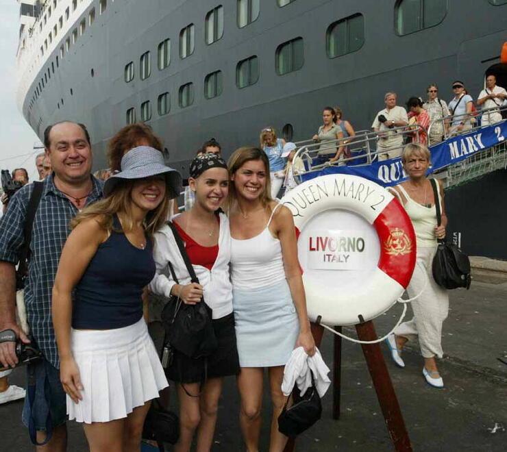 Uno sbarco di crocieristi da una love boat attraccata al porto di Livorno (archivio Pentafoto)