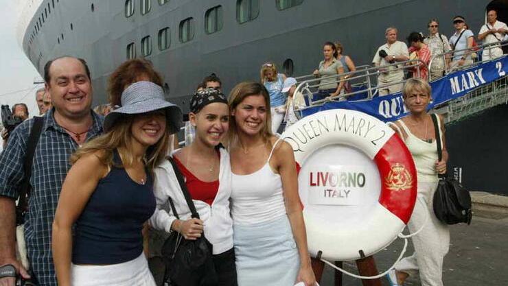 Uno sbarco di crocieristi da una love boat attraccata al porto di Livorno (archivio Pentafoto)
