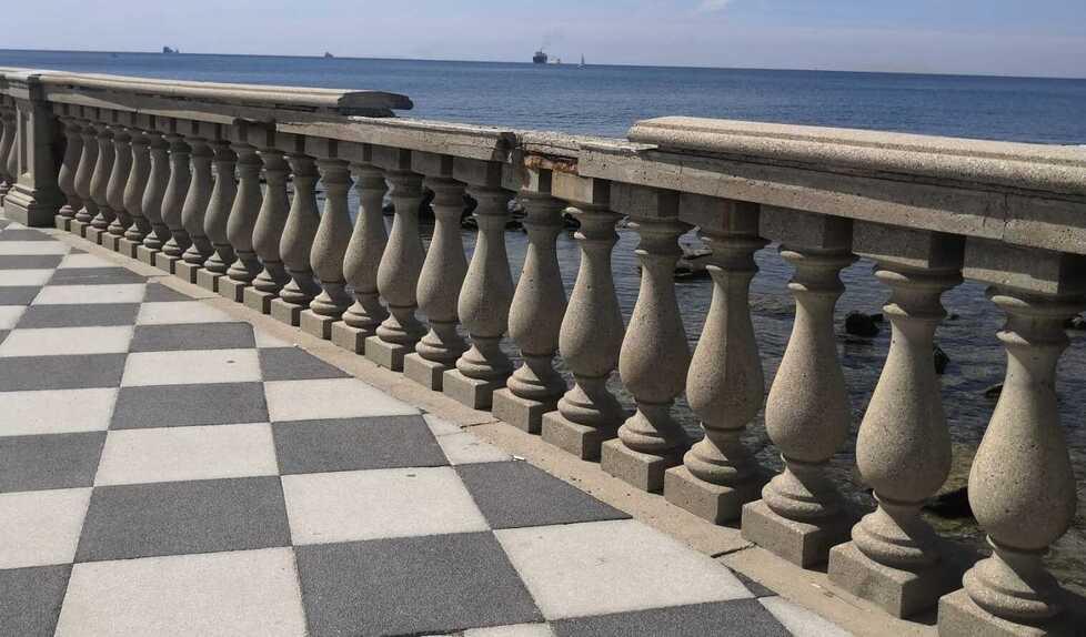 Livorno, Terrazza rovinata e baracchine cadenti: così il lungomare soffre maltempo e incuria