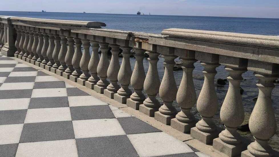 Livorno, Terrazza rovinata e baracchine cadenti: così il lungomare soffre maltempo e incuria