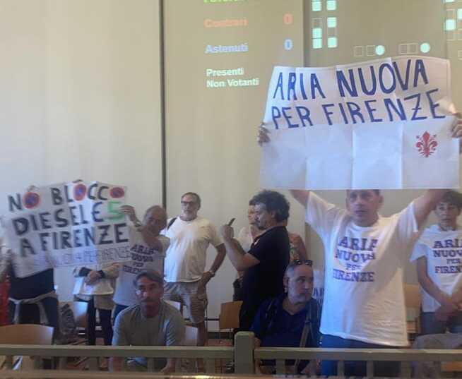 Un momento della protesta andata in scena a Palazzo Vecchio durante l’ultimo consiglio comunale. Una ventina di persone si sono presentate con cartelli e striscioni contro il blocco delle auto diesel Euro 5