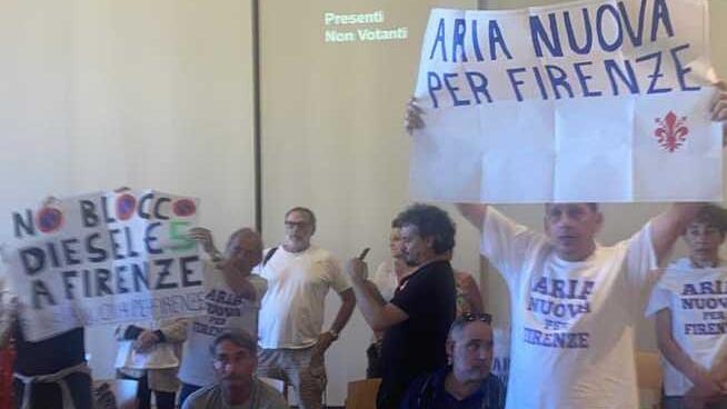 Un momento della protesta andata in scena a Palazzo Vecchio durante l’ultimo consiglio comunale. Una ventina di persone si sono presentate con cartelli e striscioni contro il blocco delle auto diesel Euro 5