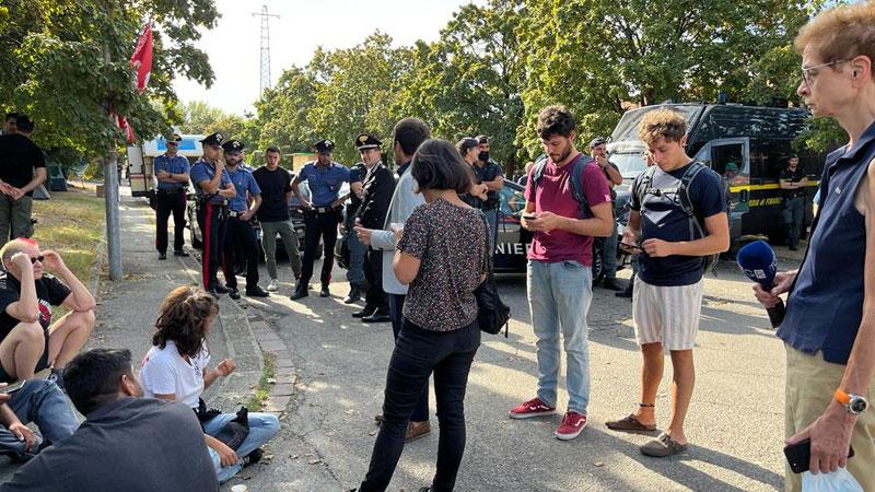 Campi Bisenzio, il sindaco stoppa lo sgombero davanti a Mondo Convenienza